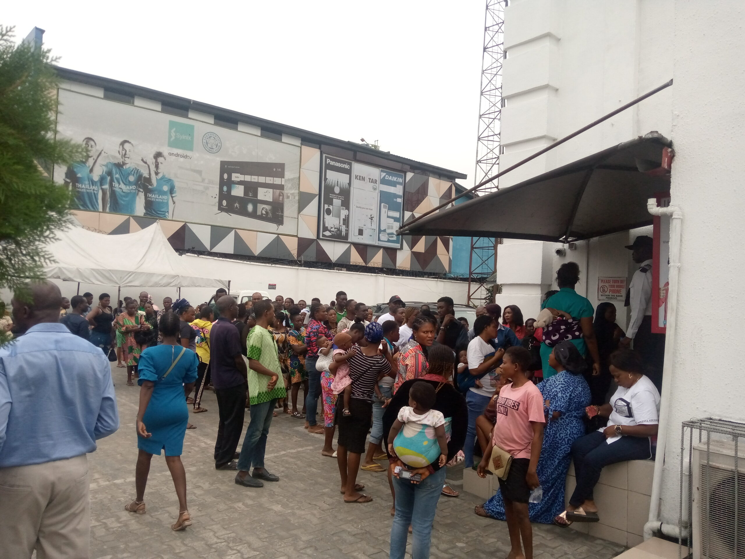 Warri residents groan as fuel scarcity, new naira shortage persist