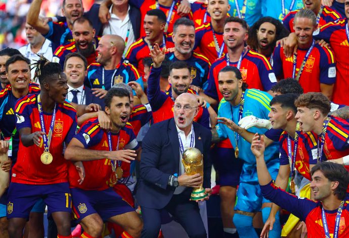 Final-Spain-v-Argentina-New-YorkNew-Jersey-Stadium-East-Rutherford-New-Jersey-U.S.-July-19-2026-Spain-coach-Luis-De-La-Fuente-lifts-the-World-Cup-trophy-alongside-Spain-players2